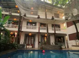ANTIQUE VILLA with a Pool for company of 14-20 , 10 min walk Morjim Beach