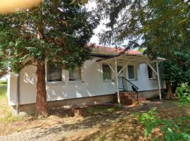 Bungalow 2 - 4-Raum-Wohnung mit K&uuml;che und 2 WC Duschen in Ohrdruf-Crawinkel，位于Ohrdruf的简易别墅