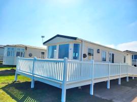 Sea Bliss Beachfront Caravan, 2 Bed King Ensuite, Sleeps 6, Wrap Decking, Crimdon Dene，位于哈特尔普尔的酒店
