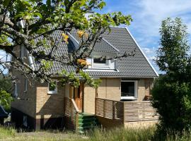 Villa ASTRID PremiumFerienhaus inkl Bettwäsche Handtücher，位于Storebro的酒店