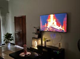 Q Homes Platinum Suite，位于姆万扎的酒店