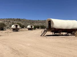 Grand Canyon Covered Wagon for Family-Friendly Glamping in Meadview, Arizona，位于Meadview的酒店