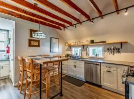 Private Renovated Apt w WasherDryer near dwntwn
