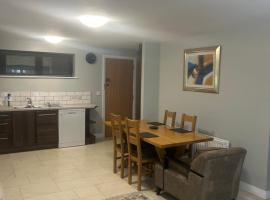 New 4 stars Large prime city center 2 bed 2 bath duplex apartment with free secure parking，位于贝尔法斯特的酒店