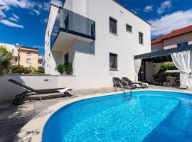 Villa Essenza Vita in Vodice near Beach with private pool & pet friendly，位于沃迪切的酒店