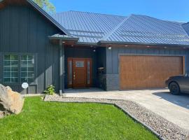 3 Large Bedrooms Fireplace Spacious，位于苏必利尔的酒店