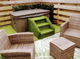 Adorable private couples retreat with hot tub，位于Llanfechell的酒店