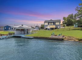 Lakefront Getaway - Dock, Pool, Sunset, Games，位于格林伍德的酒店