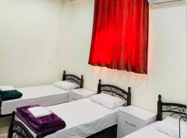 Comfy ground floor family home near Holy Shrines，位于卡尔巴拉的酒店