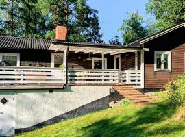 Summer Retreat Near Lake in Sormland，位于Malmköping的酒店