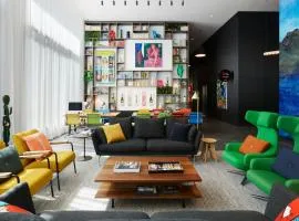 citizenM Los Angeles Downtown