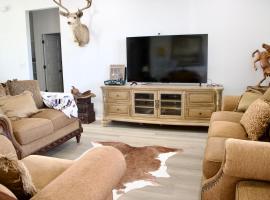 New SW Inspired Home, 9 Guests, Tesla Ready, Pet Friendly，位于佩吉的酒店