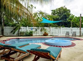 Walk to Beach! Key West Paradise with Ocean View，位于Cudjoe Key的酒店