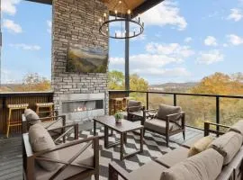 Sunshine Ridge Stays - Luxury cabin with Rooftop, Indoor Pool, Game Room & Hot Tub
