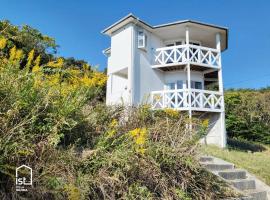 Ultra Private Off Grid Island Villa Near the Beach Mandarin Farm Setting，位于Bizen的酒店