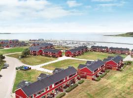4 person holiday home on a holiday park in Lemvig，位于莱姆维的酒店