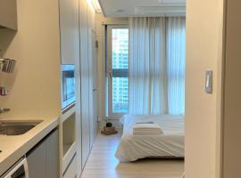 Modern, Natural Studio near Sindorim Station, New Building，位于首尔的酒店