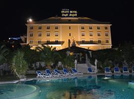 Grand Hotel degli Angeli，位于圣乔瓦尼·罗通多的带停车场的酒店