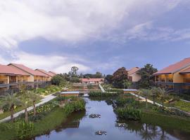 Hilton Hyderabad Genome Valley Resort & Spa，位于海得拉巴的带泳池的酒店