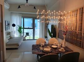 Modern 1BR With Magnificant Bayview Garden View, Near Airports, Okada, Solaire with Free Parking，位于马尼拉的度假村