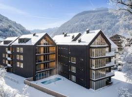 Montafon Suites Schruns by ALPS RESORTS，位于施伦斯的带泳池的酒店