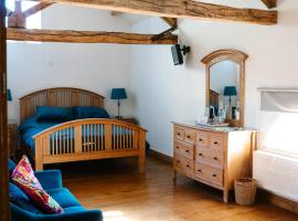 Henllys Estate B and B，位于兰达弗里的酒店