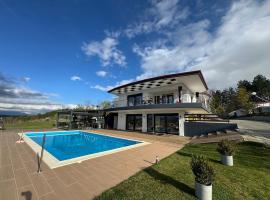 Luxury Villa Rafaela-private pool, BBQ & Games，位于格雷韦纳的低价酒店