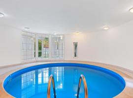 Black Dragon Haven Luxury Villa with Pool, Sauna & Jacuzzi，位于布拉格的乡村别墅