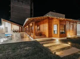 casadecastelhanos, Quadra do MAR de CASTELHANOS, 4 suítes com AR, Churrasqueira, Piscina, Hidromassagem, Cozinha INTEGRADA GOURMET Ideal para FAMÍLIA E AMIGOS