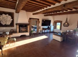 Apartment in Tuscany with view and swimming pool，位于Rapale的酒店