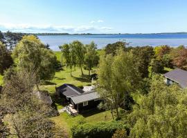 Holiday Home By Avnø Fjord In Front Of The Sea，位于沃尔丁堡的酒店