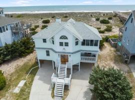 Elegant Updated Oceanfront Home with Pool & Hot Tub，位于Waves的酒店