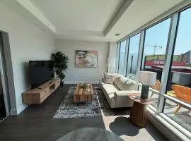 Downtown Bright & Vibrant 1 BR with huge patio