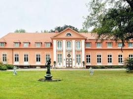 Schlosshotel Bantikow ( Verkauf zum 19-06-2016 - neuer Owner，位于Bantikow的酒店