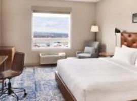 卡尔加里机场福朋喜来登酒店，位于卡尔加里的酒店