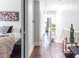 New York Style Brownstone Elegant Home in Toronto's Vibrant King West，位于多伦多的酒店