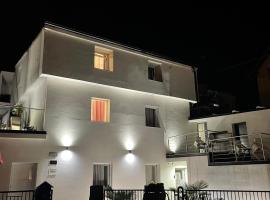 Panda Rooms，位于马里博尔的酒店