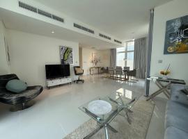 Spacious Fully Furnished 6BR Villa in Damac Hill2，位于&lsquo;Ūd al Bayḑāʼ的带停车场的酒店