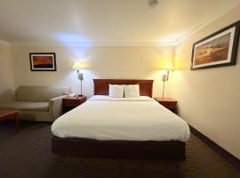 Sunflower Inn & Suites，位于萨利纳的酒店