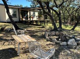 La Casita Our Little piece of paradise，位于Lakehills的乡村别墅