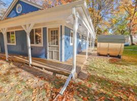 Riverfront Sauna, Fireplace, Firepit & Kayaks，位于Barryton的酒店