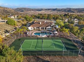 Luxury Home With Pool & Tennis Court，位于福尔布鲁克的酒店