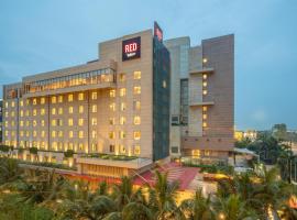 Radisson RED Indore，位于印多尔的带泳池的酒店