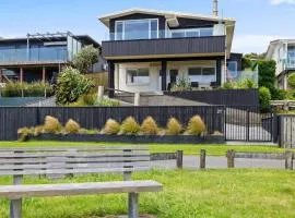 Wow On Wanaka Bay - beachfront living at its best