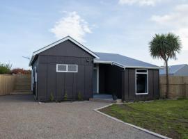 The Window Seat - pet-friendly 1BR apartment，位于Waitara的酒店