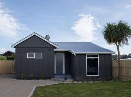 The Aisle Seat - pet-friendly 1BR modern apartment，位于Waitara的酒店