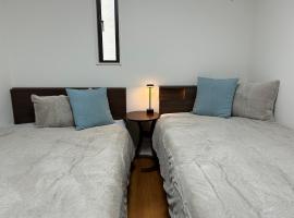 白樺ハウス女性&家族専用 送迎ありペット可，位于茅崎市的酒店