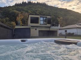 Luxuscontainer am N&uuml;rburgring #3，位于阿德瑙的带热水浴缸的酒店