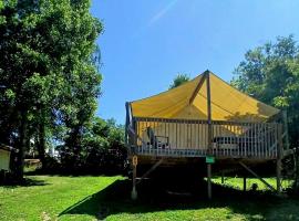 Beautiful Tented Cabin Nestled Amidst Trees with Incredible Hiking Trails Near in Logan, Ohio，位于洛根的酒店