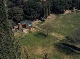 Parcel Tiny House Barroux, entouré par les lamas près du Mont Ventoux，位于Le Barroux的酒店